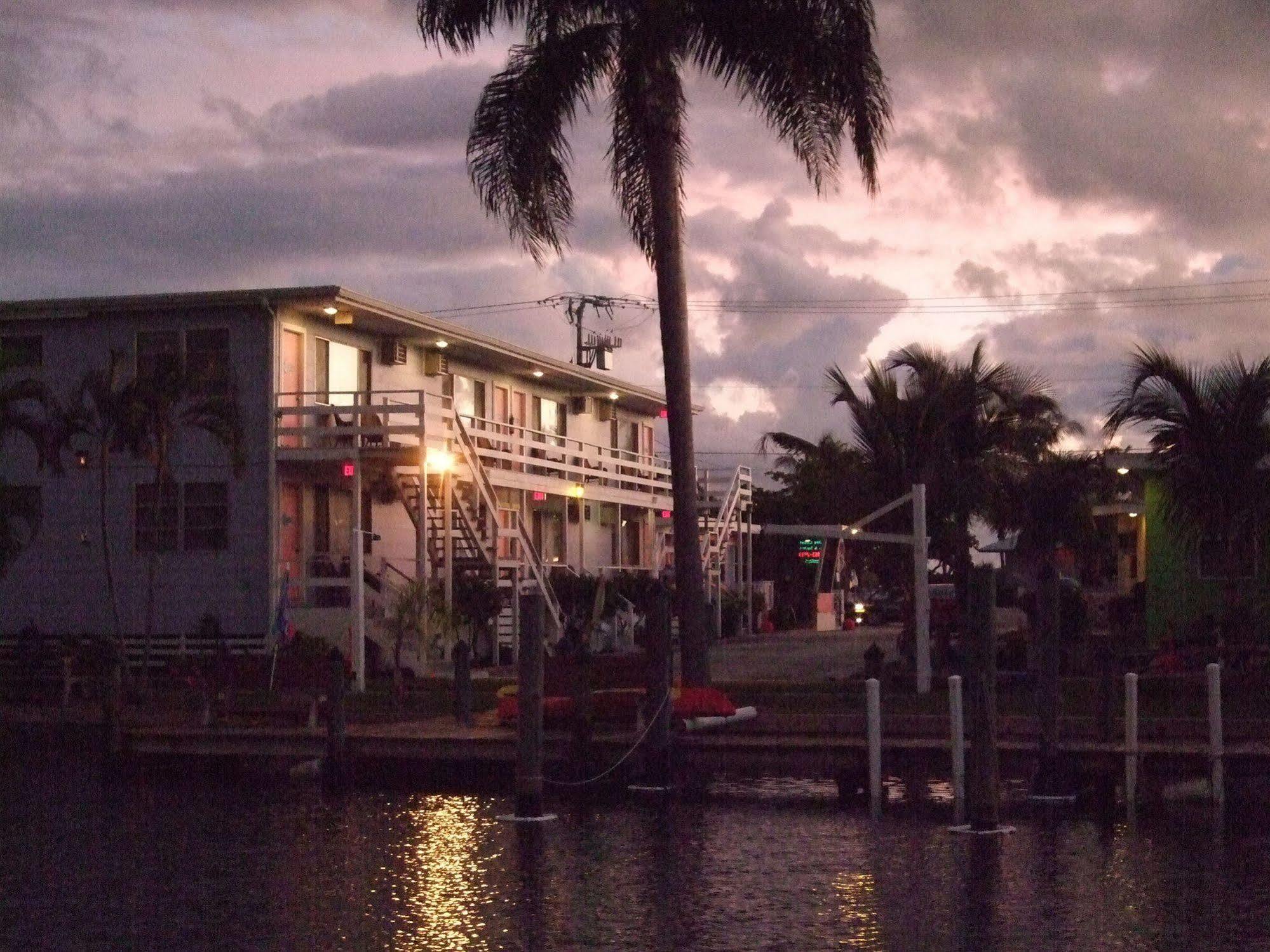 The Holiday Court Villas And Suites Fort Myers Beach Exteriér fotografie